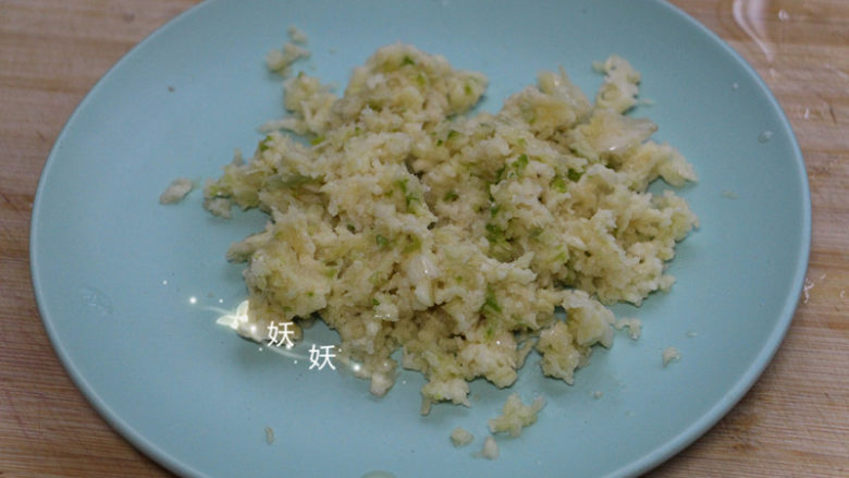 蒜蓉蒸虾,用刀背拍一下,轻松去掉外皮,然后放入压蒜蓉器里压成蒜蓉。手剁的也行,不过没有压出来的好看,也没有压出来的香。
