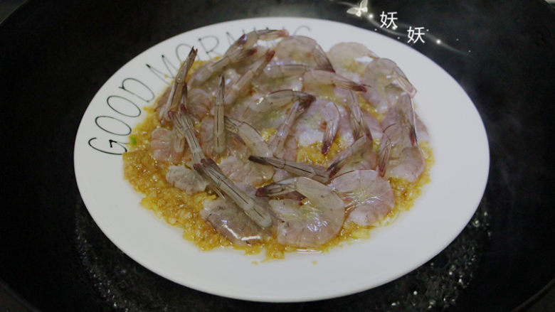 蒜蓉蒸虾,锅内倒入开水,放个架子把虾架在上面蒸。