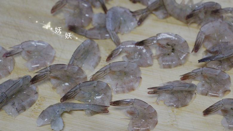 蒜蓉蒸虾,洗干净了,从背部开三节虾背的刀。不需切段,如图可以立在台面上。