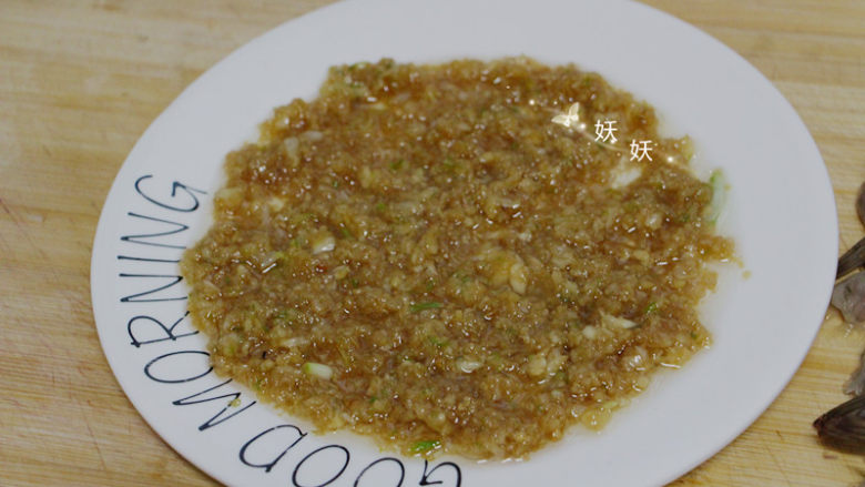 蒜蓉蒸虾,烧好的蒜蓉倒入盘子里,用筷子轻轻摊平。