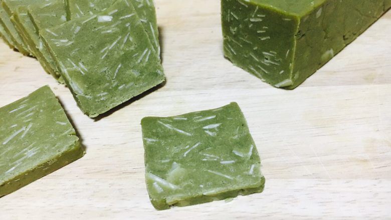 草稿1513524906,冷冻后取出,切成厚度为0.7厘米的片。