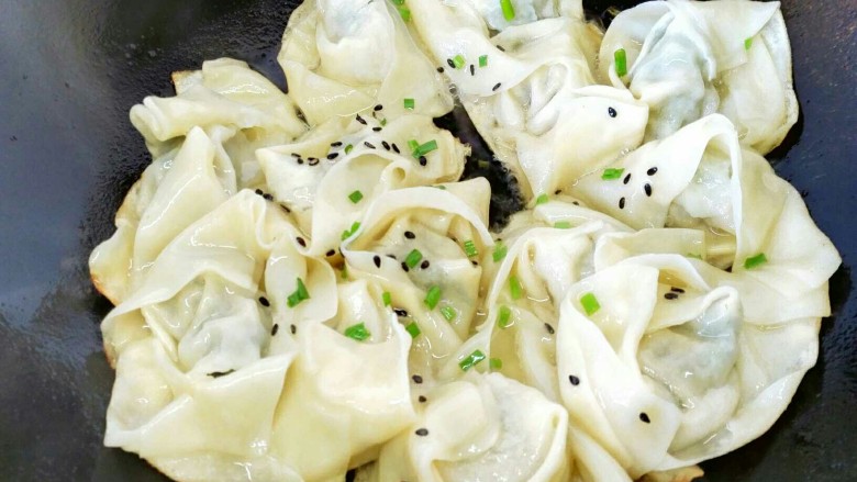 #乡味#无锡煎荠菜馄饨,油锅烧热将馄饨放入油锅煎,加适量水煎致一会,撒上黑芝麻和香葱