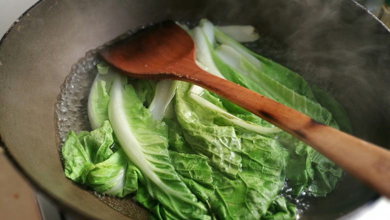 南康新鲜擦菜,烧一锅热水(能没过白菜),把白菜放进去,关火。