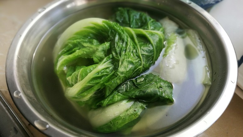 南康新鲜擦菜,白菜和热水一起出锅,放容器里。