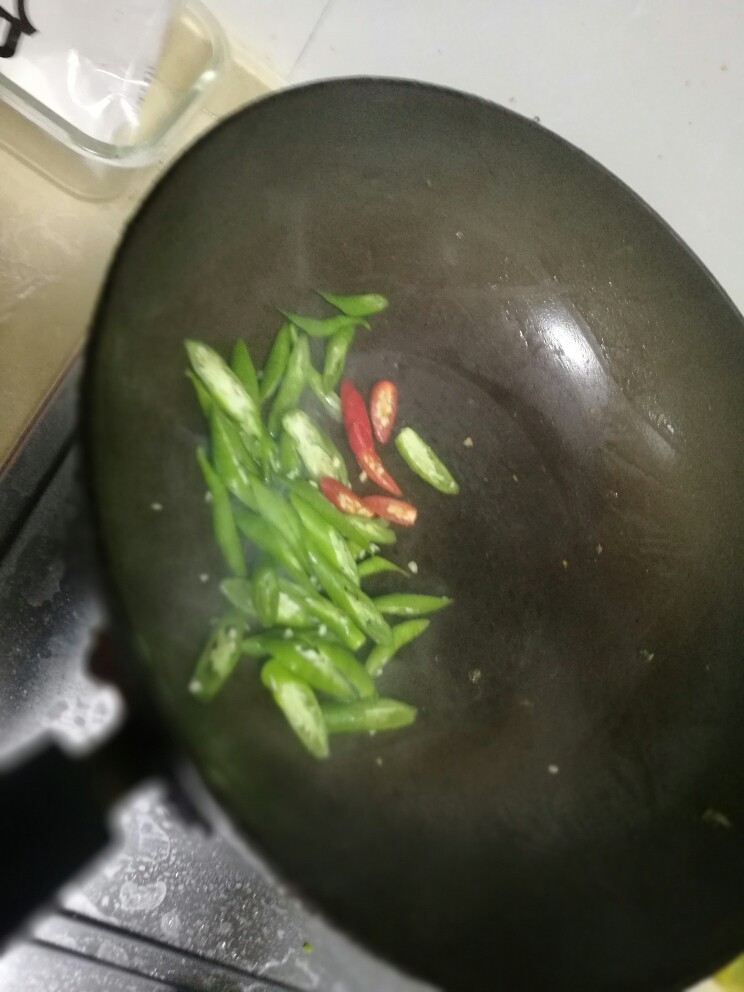 南康新鲜擦菜,炒辣椒,放一点点盐,辣椒炒至清透就断生了不辣口了。