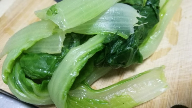 南康新鲜擦菜,“腌制”好的白菜,滤干水分。准备切刀。(我这个因为本身水分重,加上捂的时间没有一晚上那么久,颜色还比较青绿。不影响的)