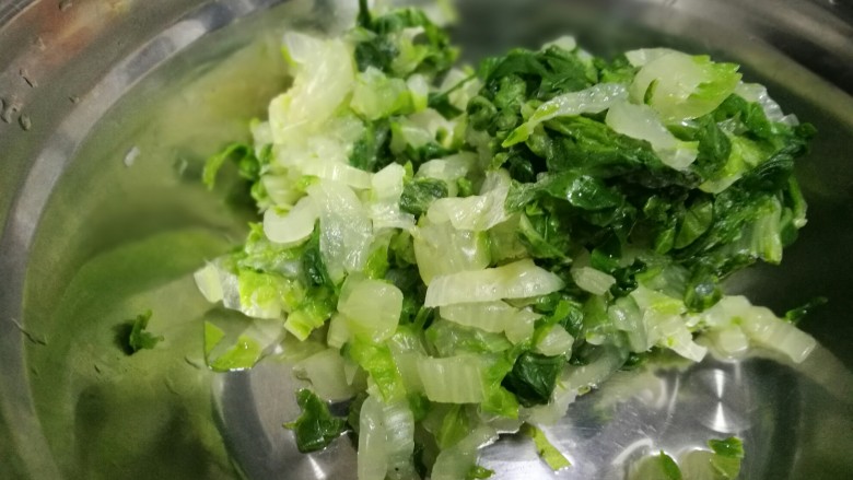 南康新鲜擦菜,切好的白菜,挤干水分。(水分重,炒不香)