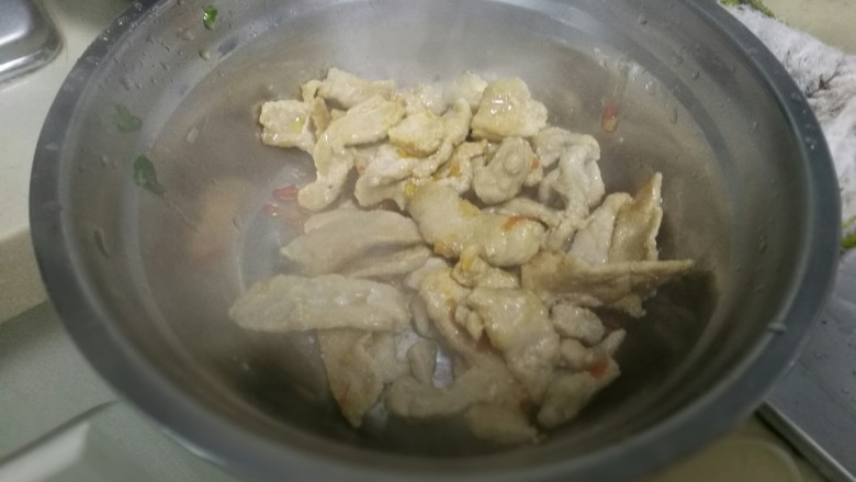南康新鲜擦菜,先炒肉,大火快炒1分半钟出锅。