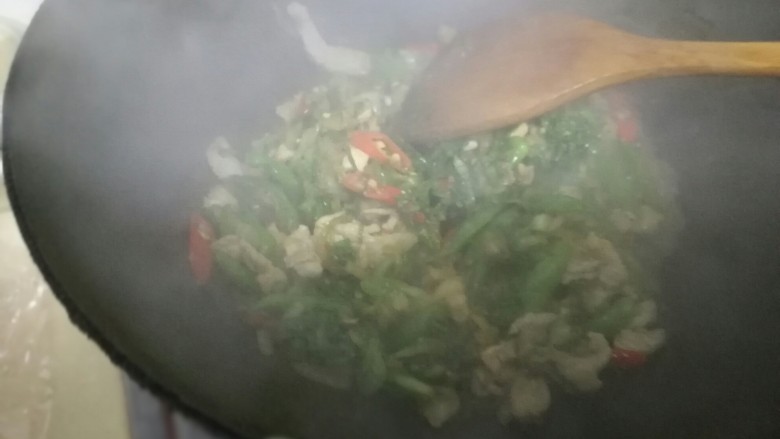 南康新鲜擦菜,把炒好的白菜和肉片一起加进去翻炒半分钟,淋一点生抽,尝一下盐,就可以出锅啦!