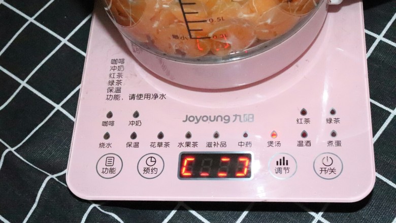 糖水桔子罐头,开启炖汤功能可以了。
这个时间是1小时,用不了这么久的,30分钟就行了。
炖好后可以用牙签把桔子扎几下,让汤汁流出一点点来颜色更漂亮,味道更好。