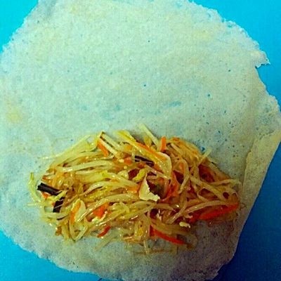 福州+炸春卷,放上豆芽馅,不要放太多