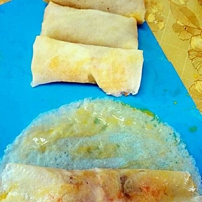 福州+炸春卷,由下往上卷到一半后涂鸡蛋液,这样炸时不易散开