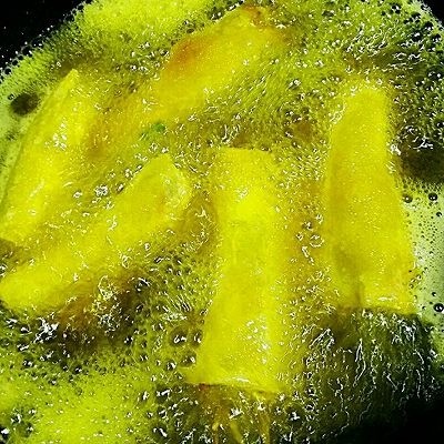 福州+炸春卷,倒菜籽油 开始炸了,我倒的是自家榨的菜籽油,用这种油上色漂亮, (试温小窍门)可以用筷子测油温, 高油温,7-8成热,筷子周围有大量气泡,并有噼里啪啦的响声,这时可以炸了,一次不要炸太多根