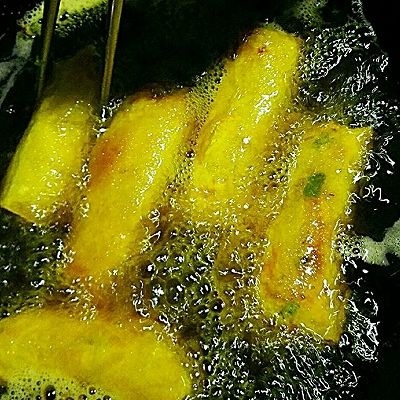 福州+炸春卷,借助筷子,两面炸到金黄就可以了,小心别烫手哦,如果有那种长筷子就好了