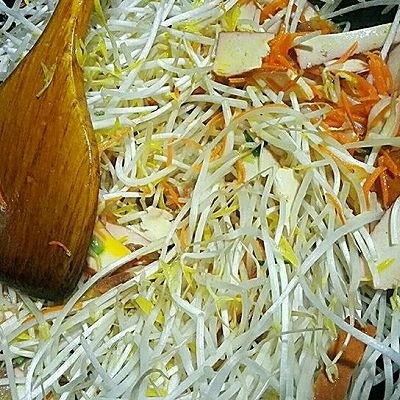 福州+炸春卷,放豆芽菜,香干,加盐两小勺,继续翻炒
