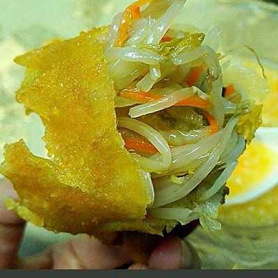 福州+炸春卷,再沾点番茄酱,咬一口,香,酥,福州人过年过节都会这样炸上一盘,✌✌✌✌✌✌