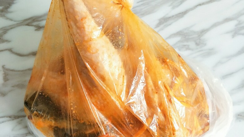 砂锅烤鸡,装到保鲜袋,腌料一起倒进去,放入冰箱腌制一天