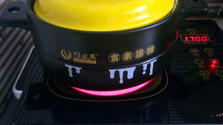砂锅烤鸡,盖上盖子,大火干烤15分钟后,转中火烤一个小时
