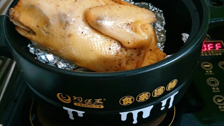 砂锅烤鸡,最后10分钟的时候,在鸡身上刷一层蜂蜜水,撒适量胡椒粉继续烤