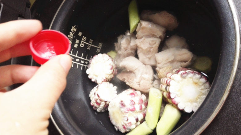排骨煲,再放入排骨和玉米,接着倒入3滴<a style='color:red;display:inline-block;' href='/shicai/ 793'>米醋</a>,