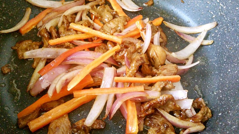 炒孜然羊肉,放入红辣椒,一起翻炒