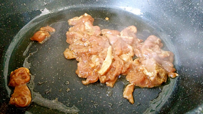 炒孜然羊肉,热锅凉油放入腌好的羊肉