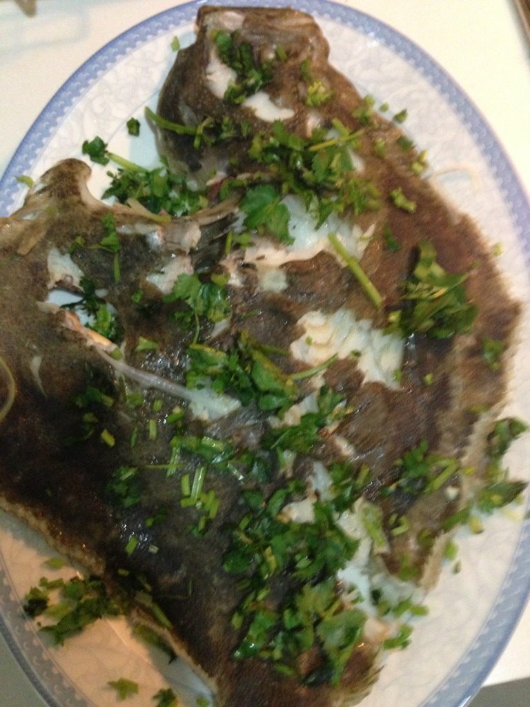 清蒸多宝鱼,水烧开,将鱼上屉蒸熟。笼屉或盘子下垫上葱丝和姜片,鱼身上也铺一层。蒸七八分钟左右。筷子轻松穿透鱼身便是熟了。将葱丝和姜片拨开丢掉,如果用盘子那么蒸鱼的水也不要,只留鱼,在鱼身上撒上香菜末。