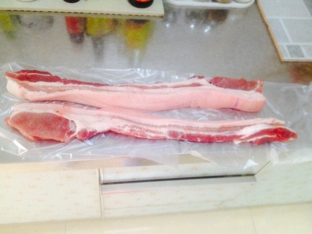 晒腊肉,<a style='color:red;display:inline-block;' href='/shicai/ 428'>五花肉</a>洗干净用纱布把水滤干，待用