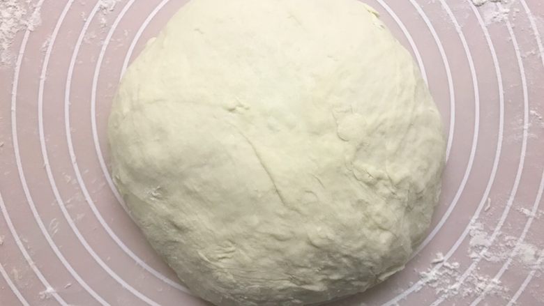 烫面葱油饼,案板上撒些生粉,手上沾少许生粉,将面团揉圆按扁
