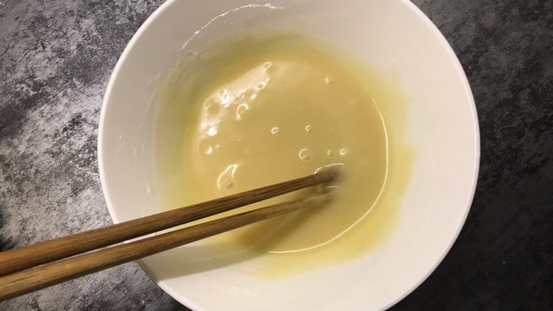 烫面葱油饼,接下来做油酥,将油、30克面粉、盐混合搅拌均匀即可