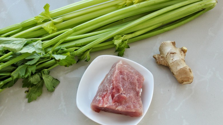 芹菜炒肉丝,准备好所需食材