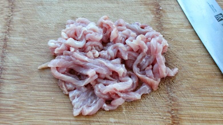 芹菜炒肉丝,猪肉洗净切丝放入碗中