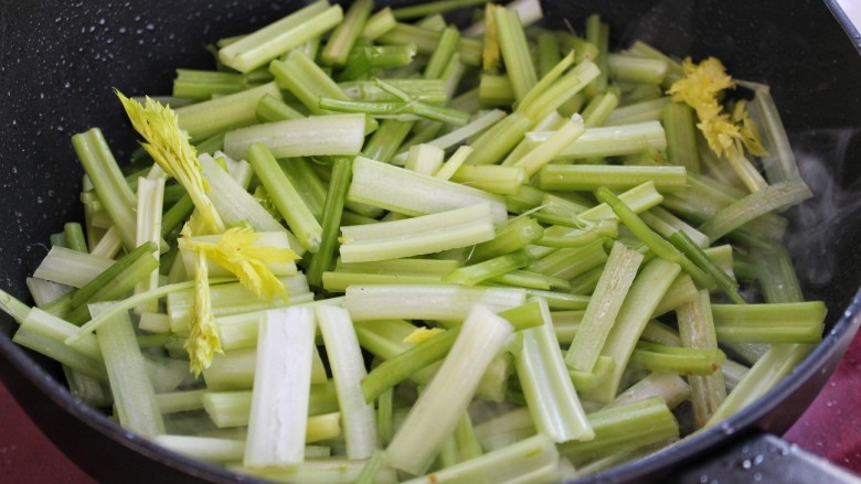 芹菜炒肉丝,就锅中底油放入芹菜大火翻炒均匀