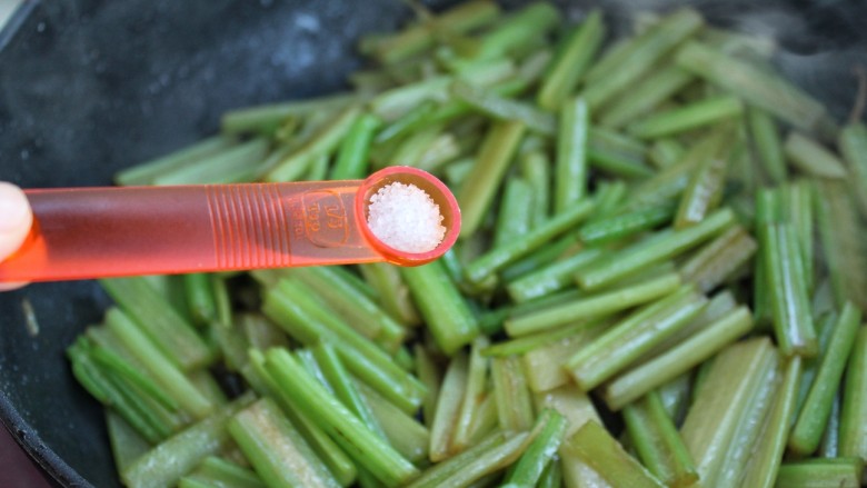 芹菜炒肉丝,按照口味加入盐炒匀