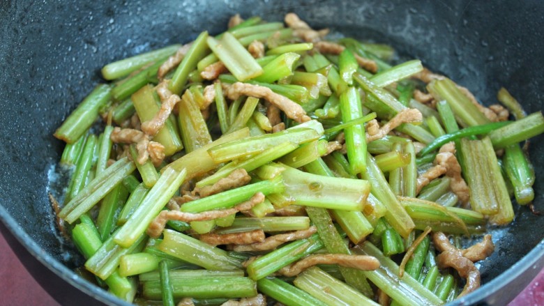 芹菜炒肉丝,一起翻炒均匀关火即可