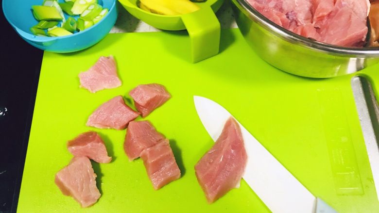 辅食-零添加牛肉肉松,将需要的食材配好备用,牛肉洗干净切成块状 (切大块手撕容易些,但不易煮熟)所以我选择前者切成小块状