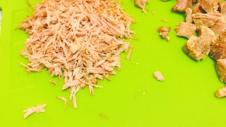 辅食-零添加牛肉肉松,接下来就是最费时间的手撕,⚠️注意一定要有足够的耐心 撕的越细越好,手撕的口感比机器打成的口感要好,所以尽量选择手撕