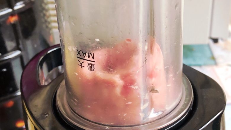 猪肉山药肠,可以多打几次,口感更软糯。