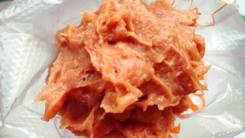 猪肉山药肠,把肉泥装入裱花袋