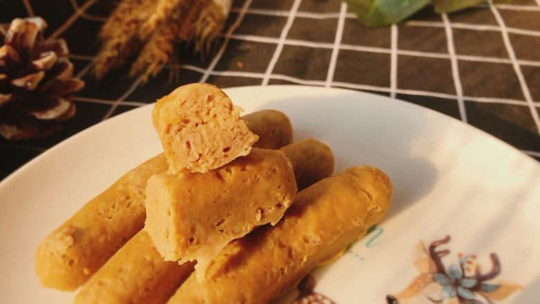 猪肉山药肠,切面图,直接吃,或者煎一下,涮火锅等等,都很香。重点是无添加,无添加,无添加。