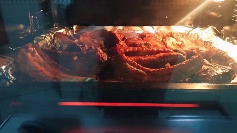 蜜汁烤排骨,
把排骨放烤箱,上下管210度,先烤15分钟后,将排骨翻面再烤10分钟,最后将排骨刷上<a style='color:red;display:inline-block;' href='/shicai/ 865'>蜂蜜</a>,再烤5分钟出炉