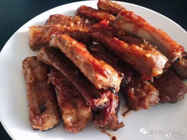 蜜汁烤排骨,
刚出炉的蒜蓉蜜汁烤排骨，只是看看就令人食指大动！配上一杯啤酒，大口吃肉，大口喝酒，人生须得如此畅快淋漓！
