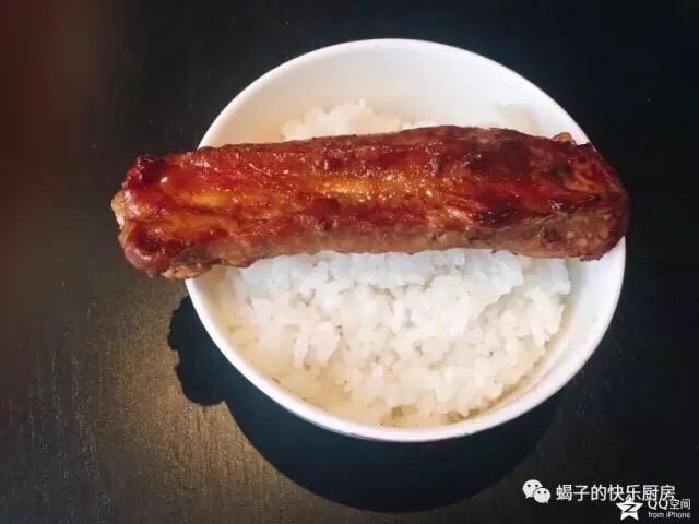 蜜汁烤排骨,配上一碗白米饭!这样吃排骨很有幸福感!