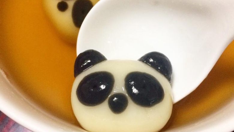 🐼熊猫汤圆,放点<a style='color:red;display:inline-block;' href='/shicai/ 3909'>糖水</a>,就完成了。
