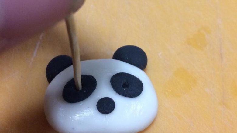 🐼熊猫汤圆,再将五官沾点水黏上，最后用牙签戳出👀