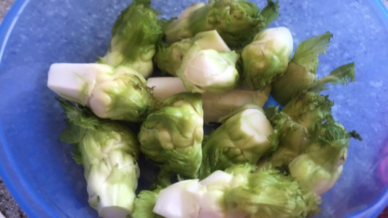 地方乡味菜头的几种吃法,用刀削掉小菜头放盆中,加水泡半小时左右在冲洗干净。