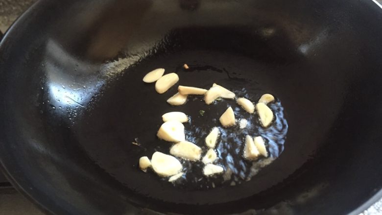 地方乡味菜头的几种吃法,锅中放入茶油烧七成热放入蒜片,马上放入菜头,我因为拍照会延误一会儿。
