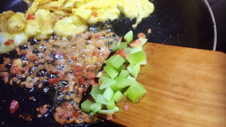 虾仁什锦蛋炒饭,老姜末红萝卜丁炒香后接着放莴笋丁一起翻炒,注意炒好的鸡蛋放一边暂时不要混合一起炒