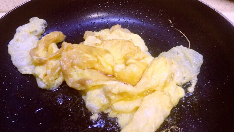 虾仁什锦蛋炒饭,没有看到蛋液了,鸡蛋已成金黄色就炒好了的这时间鸡蛋放锅里一边