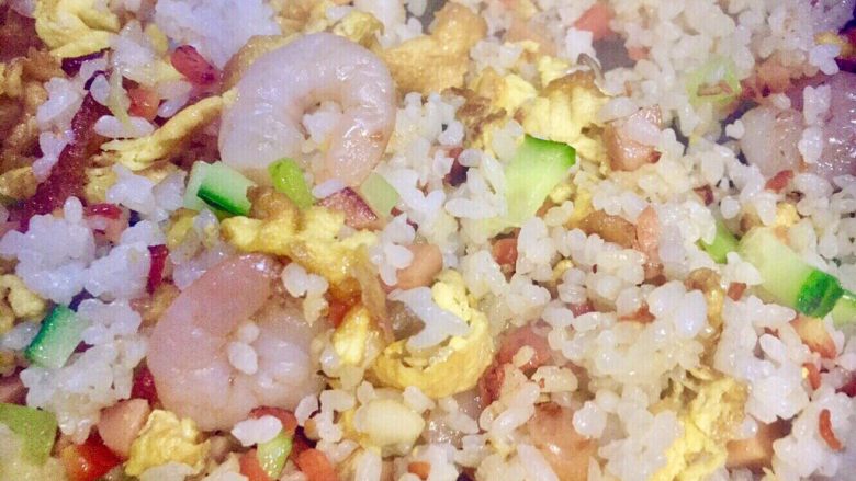 虾仁什锦蛋炒饭,哇哦,看起是不是很漂亮五颜六色,也很美味的样子了